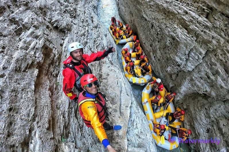 Depuis Berat : excursion en rafting dans les canyons d'Osumi et 8 cascades