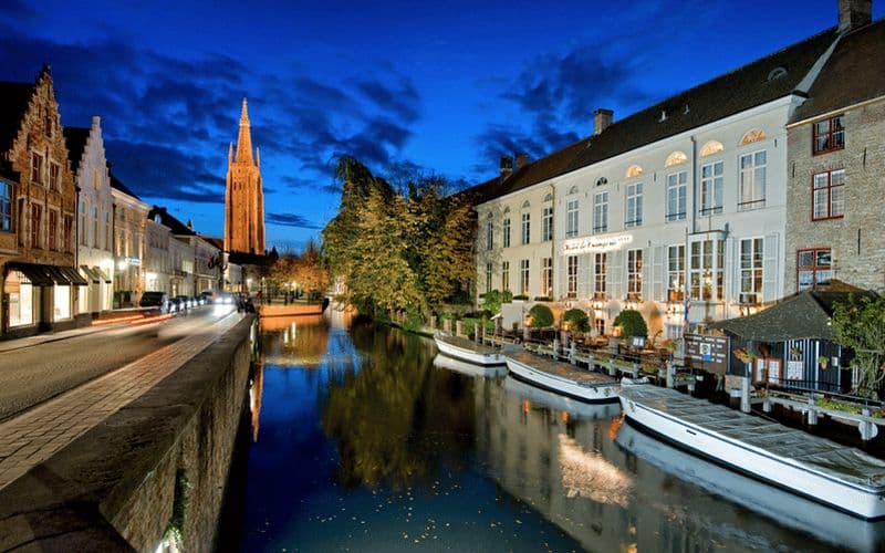 Les secrets de la ville révélés : Visite privée avec croisière commentée