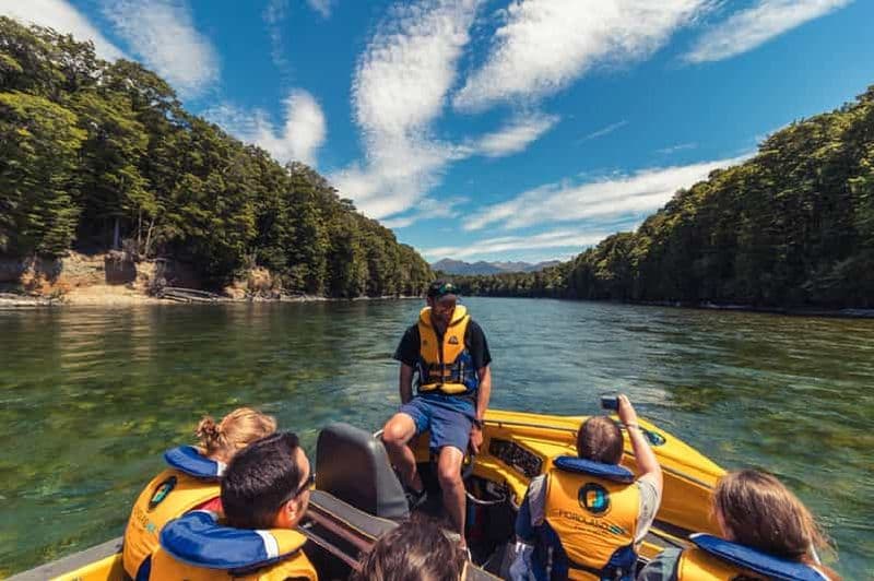 Fiordland : Promenade en jet boat et marche dans la nature au départ de Te Anau