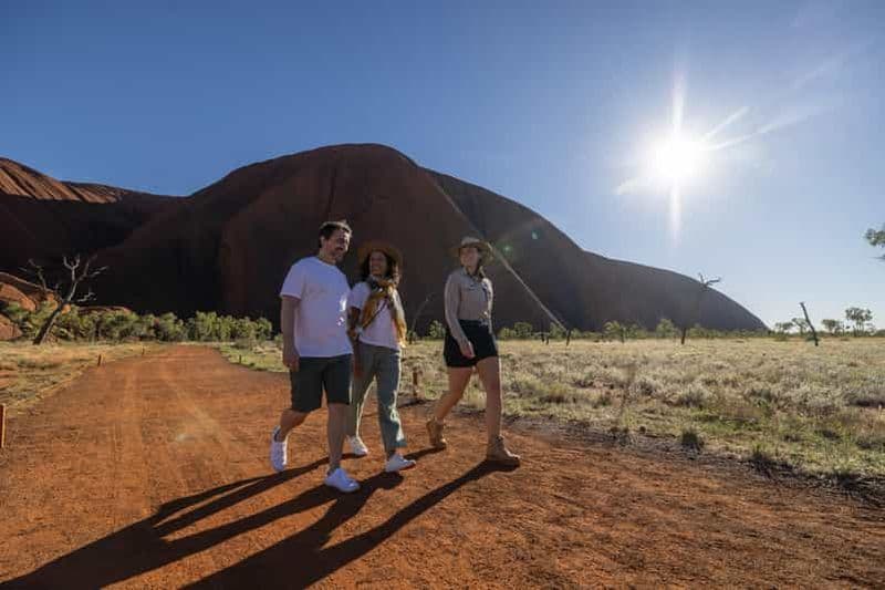 Uluru : randonnée guidée de la base d'Uluru en petit groupe
