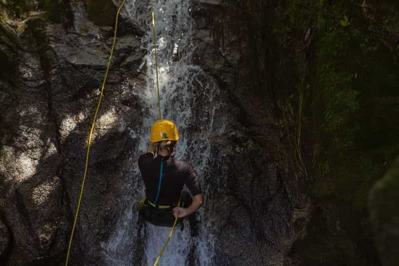 Aventure près de la ville Canyoning, randonnée, accrobranche
