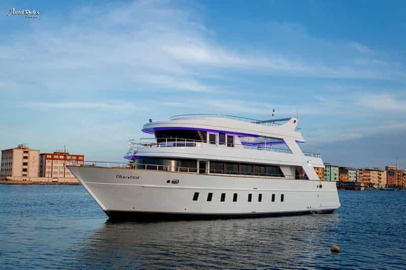 Billet Ayia Napa : fête sur un bateau avec DJ, open bar et arrêts baignade