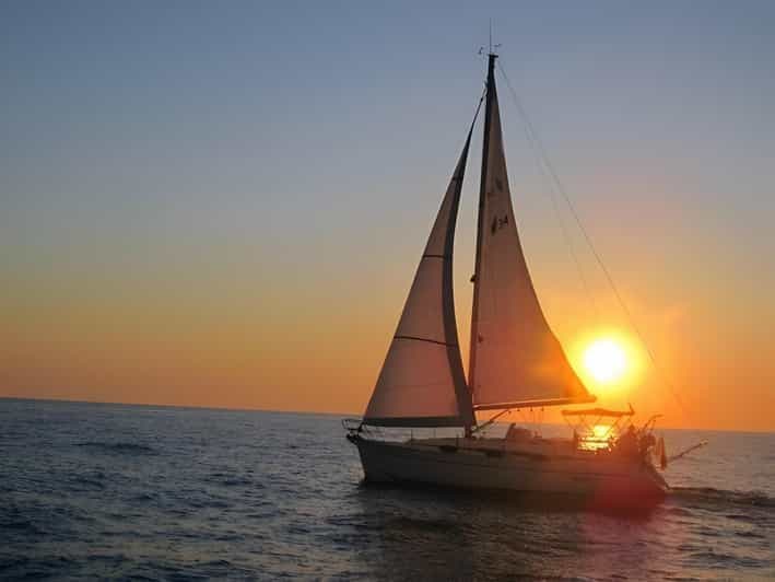 Bari : Croisière d'une demi-journée en voilier à la recherche de dauphins avec collation