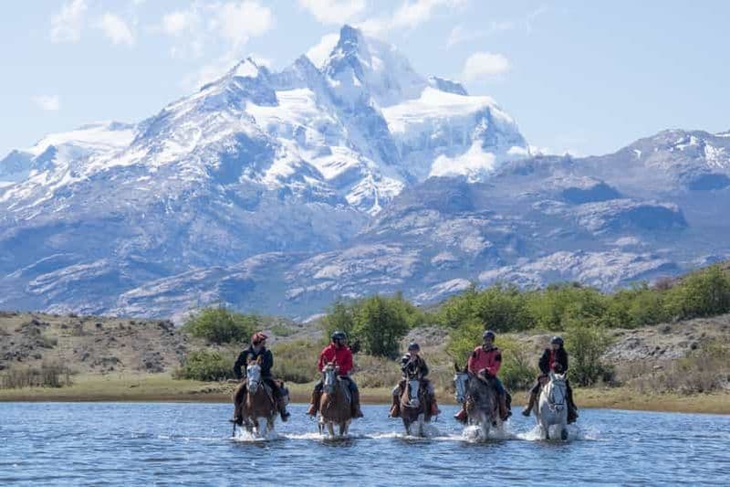 Depuis El Calafate : Tour en bateau et à cheval de l'Estancia