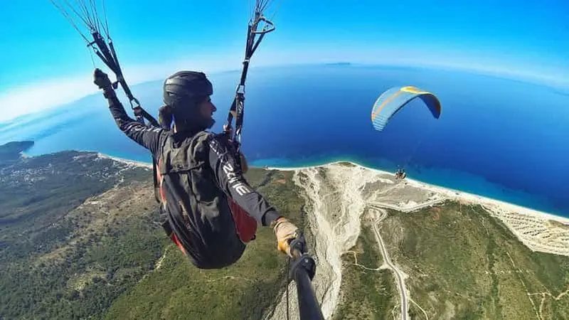 Depuis Tirana : Sazan, plage de Karaburun et parapente à Vlorë