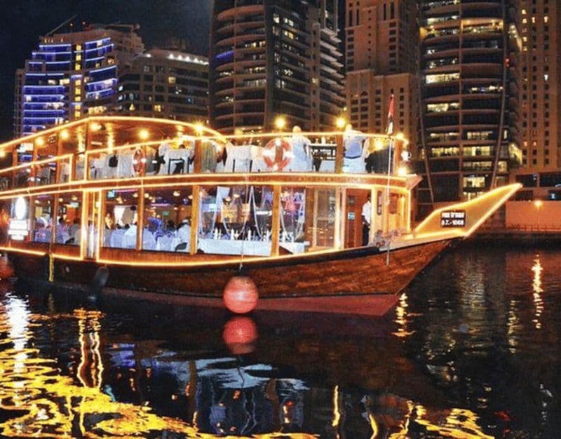Dubaï : Dîner-croisière en boutre sur la crique ou la marina avec spectacles en direct