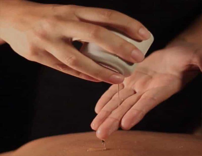 Massage à la bougie aromatique