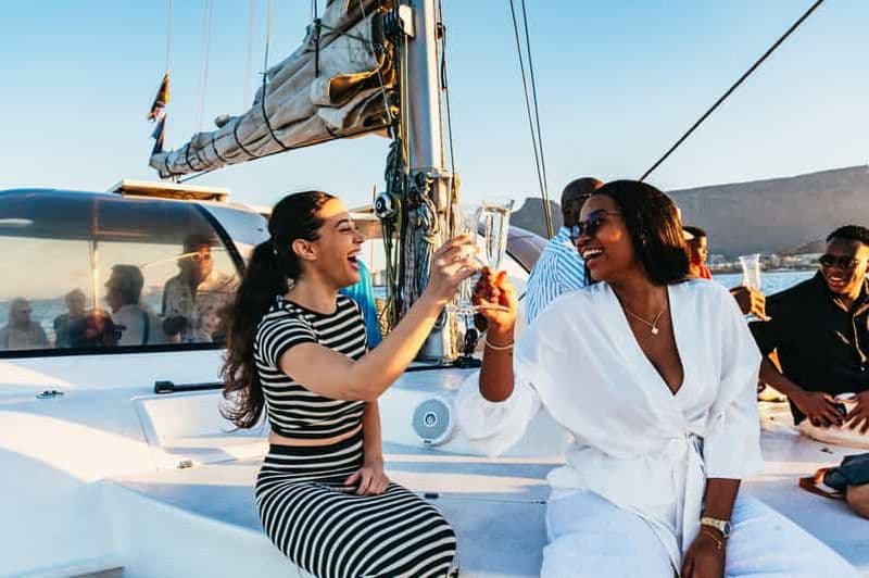 Le Cap : Croisière en catamaran au coucher du soleil sur la baie de Table avec bulles d'air
