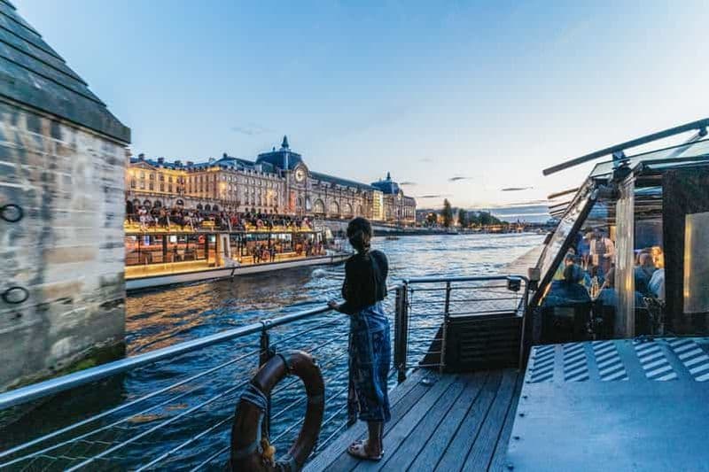 Paris : Dîner-croisière de 3 plats sur la Seine avec musique live