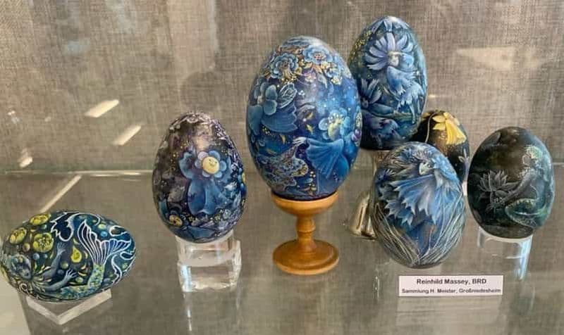 Ubud : peinture balinaise sur œuf, toile et offrande de canang sari