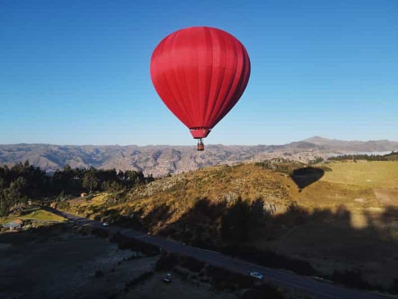Lever du soleil en montgolfière au-dessus de Cusco