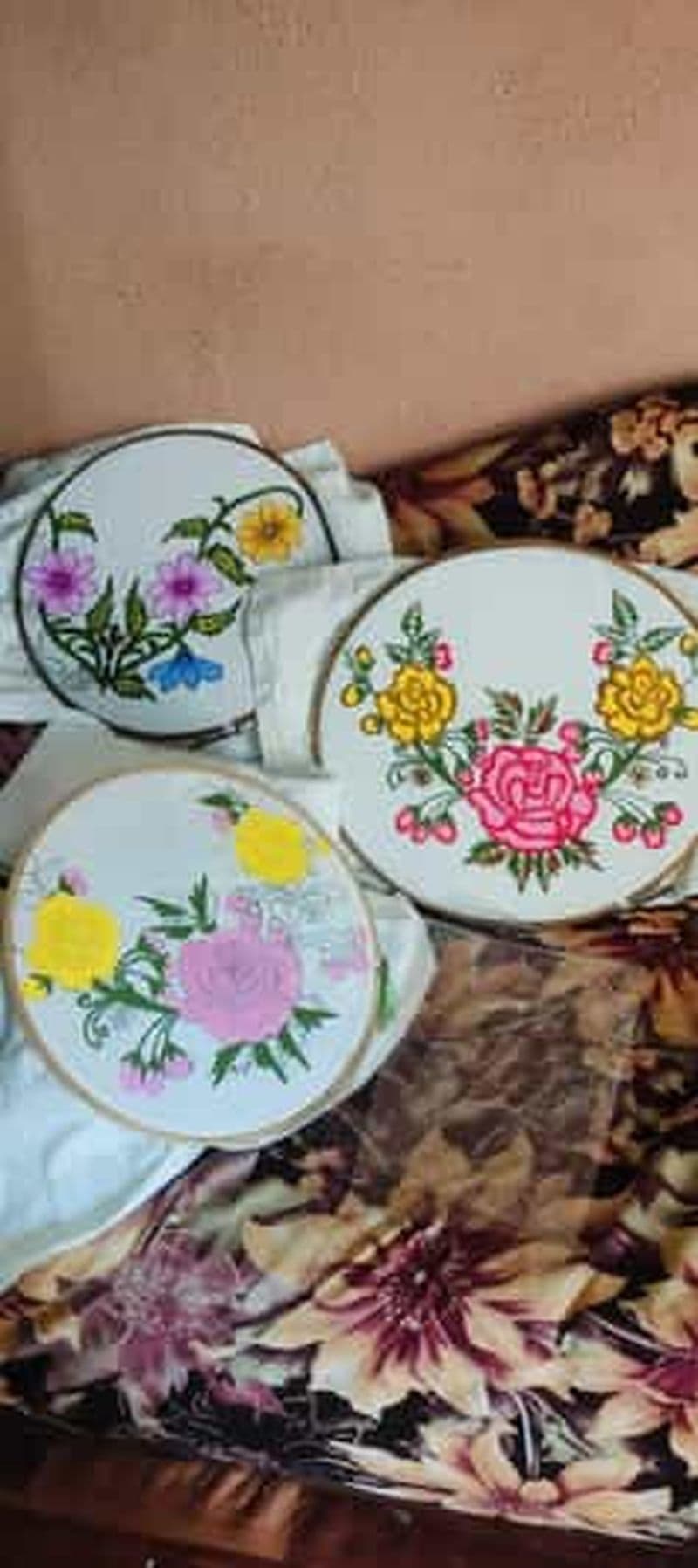 Agra : atelier de peinture sur tissu coloré dans une maison locale