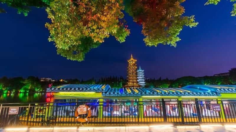 Visite nocturne de Guilin : croisière sur les quatre lacs à bord d'un bateau-opéra