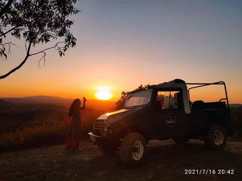 au départ d'Albufeira : Algarve Sunset Jeep Safari avec vin