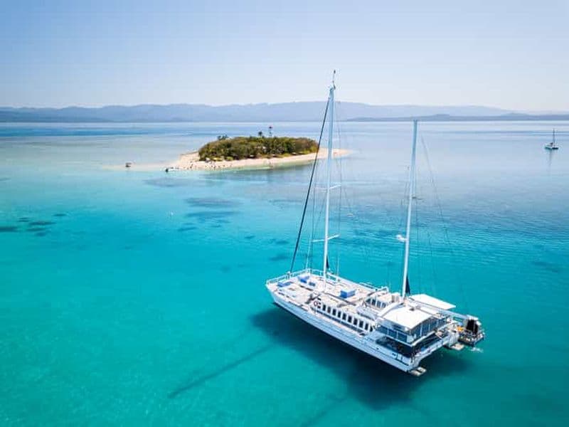 Au départ de Port Douglas : Excursion à la voile dans les Low Isles de la Grande Barrière de Corail
