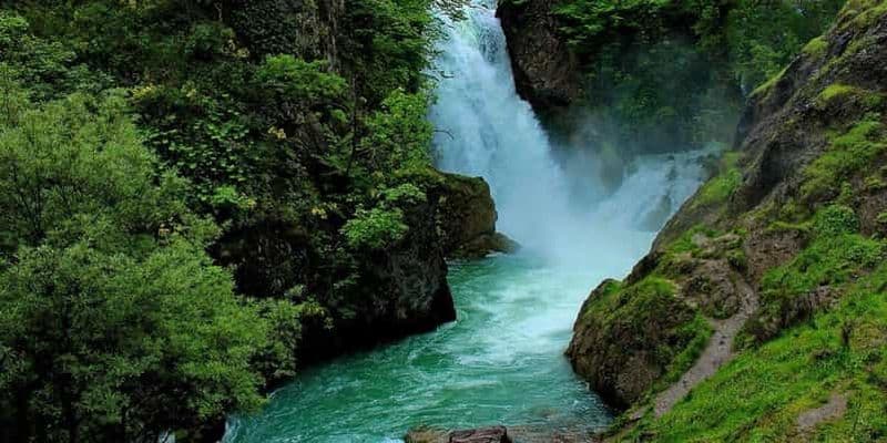 Depuis Tirana : cascade de Drini i Bardhë, tyrolienne et grotte