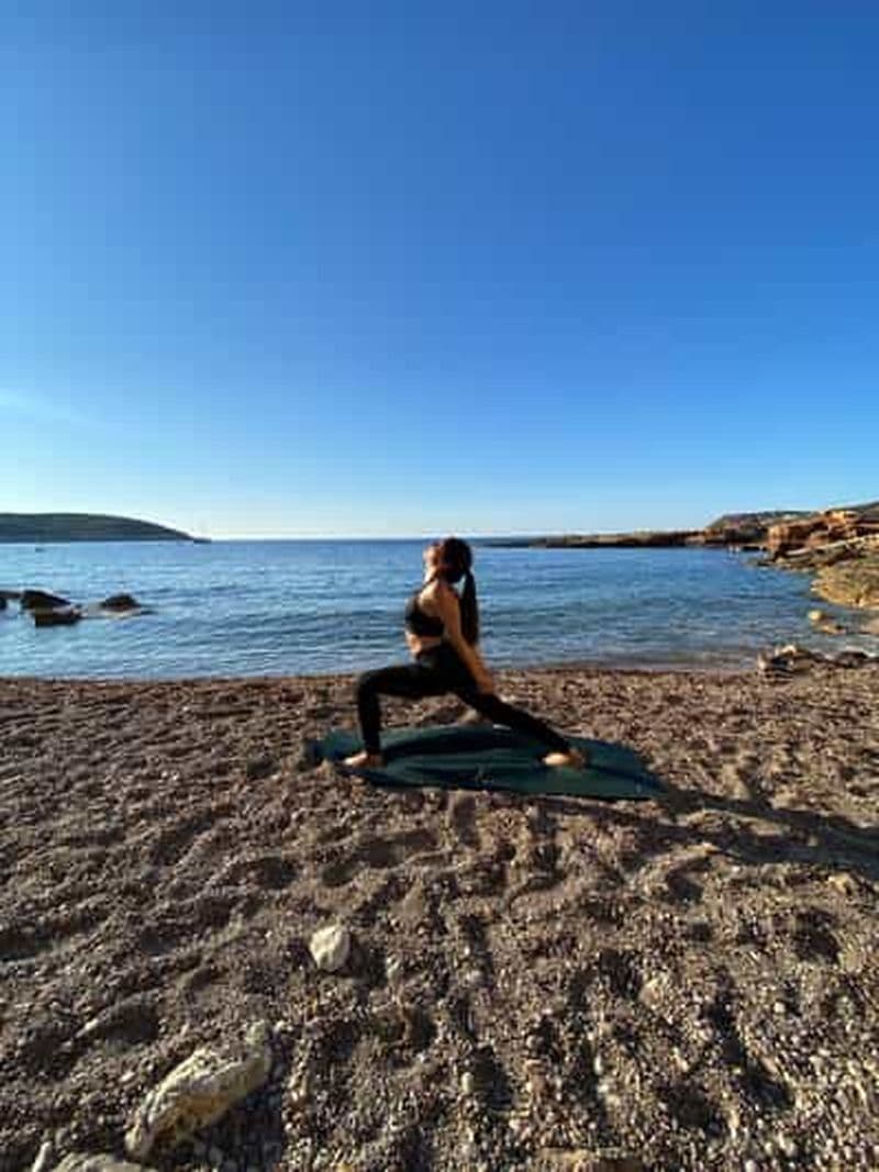 Yoga sur la plage à Ibiza et relaxation aux huiles essentielles