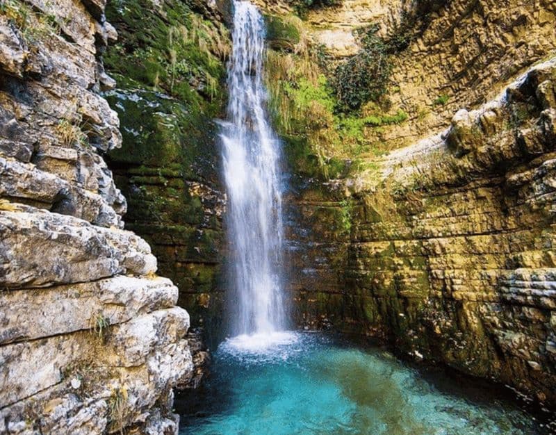 Au départ de Tirana/Durres : Excursion d'une journée : Canyon de Holta/Banja/Lac Belshi