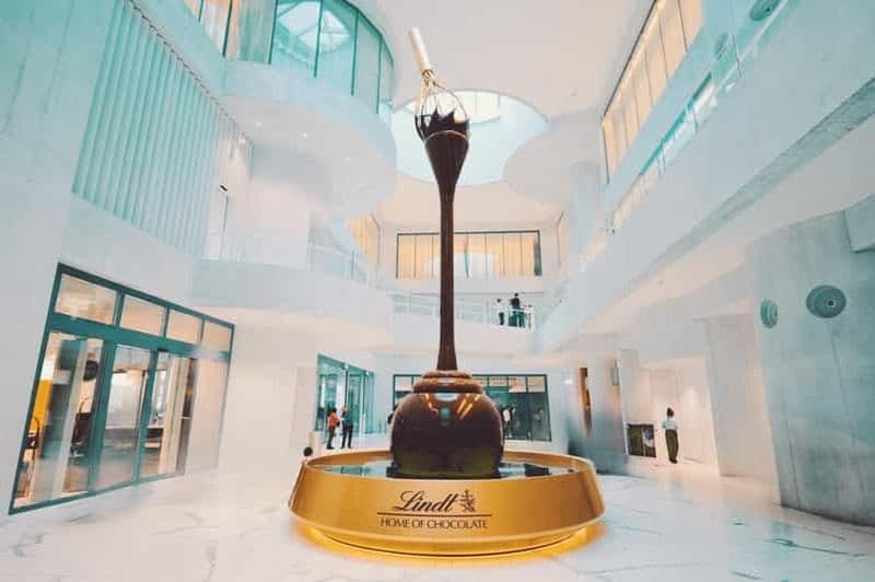 Lucerne: Lindt Chocolate Premium Tour W/ Pickup & Photoshoot