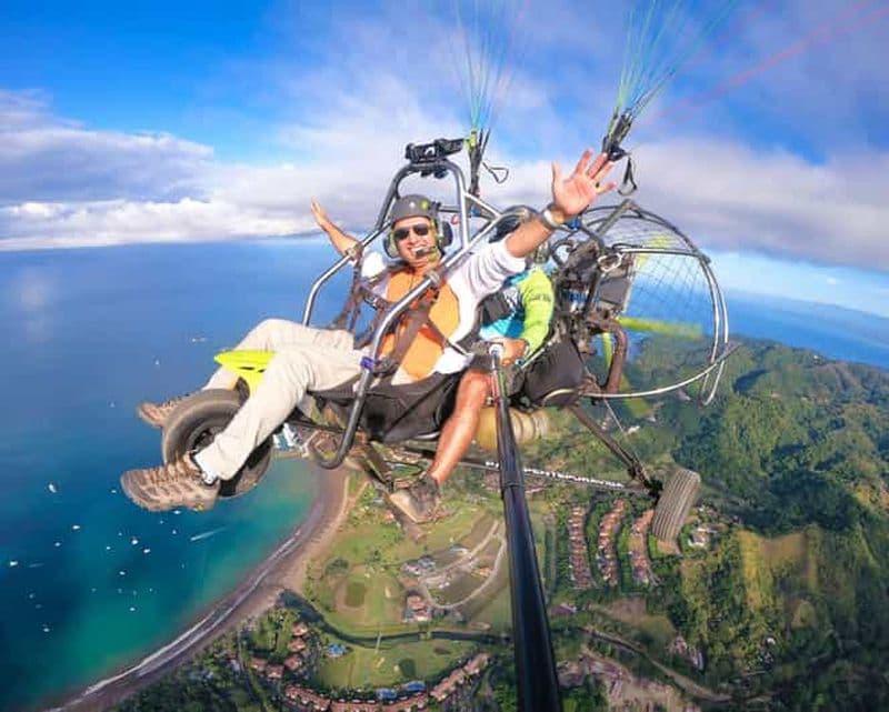 Jaco : vol en parapente au-dessus de l'océan Pacifique à Esterillos