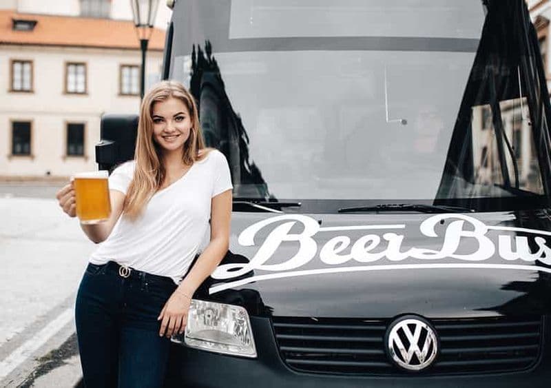 Prague : Transfert aéroport Beer Party Bus avec bière illimitée
