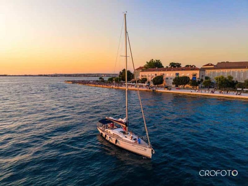 Croisière élégante au coucher du soleil sous les voiles, grand yacht, tout confort