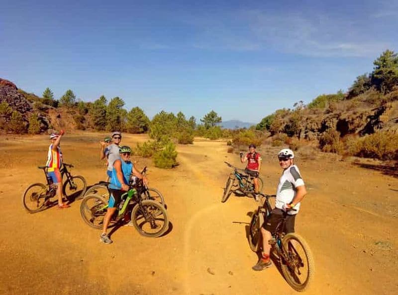 En vélo électrique dans les mines de fer de l'île d'Elbe sur le mont Calamita