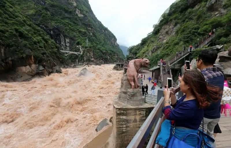 Lijiang : randonnée dans les gorges du Saut du tigre en visite privée
