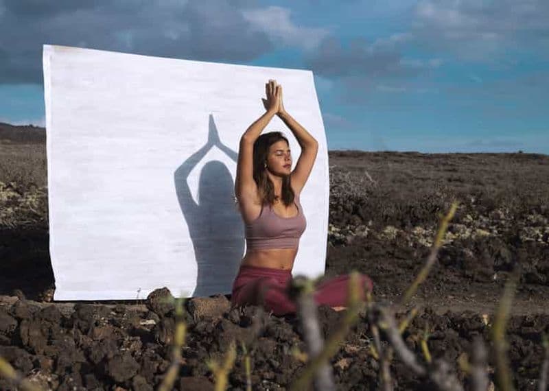 Lanzarote : cours de yoga en plein air avec écouteurs