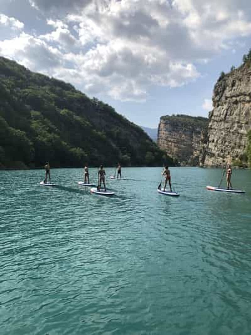Lac de Castellane : aventure en SUP avec cliff jumping en option
