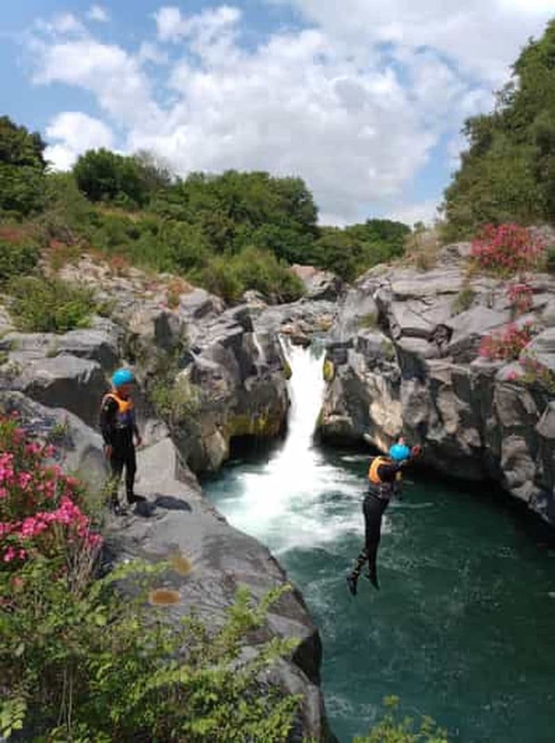 Motta Camastra : Alcantara River Jump and Canyoning Adventure (saut dans la rivière Alcantara et aventure dans le canyon)