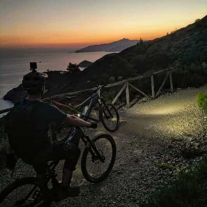 Excursion nocturne en vélo électrique à Capoliveri avec une expérience musicale sur la plage