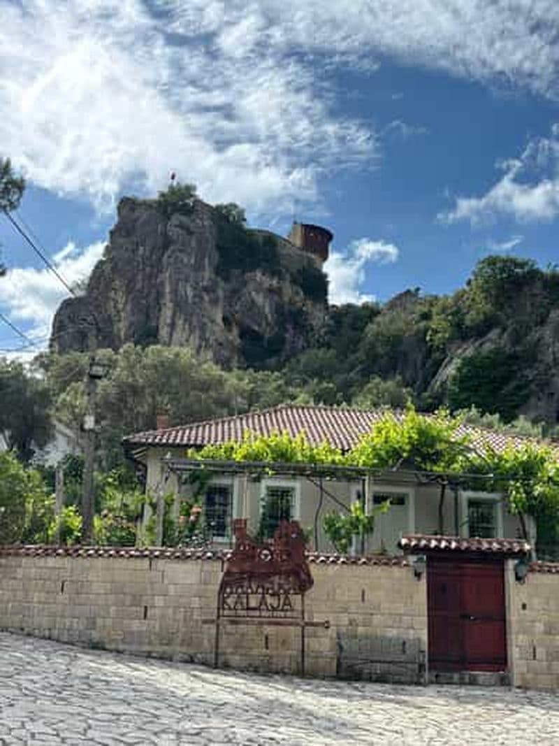 Au départ de Tirana : le château de Petrela et la plus grande tyrolienne des Balkans