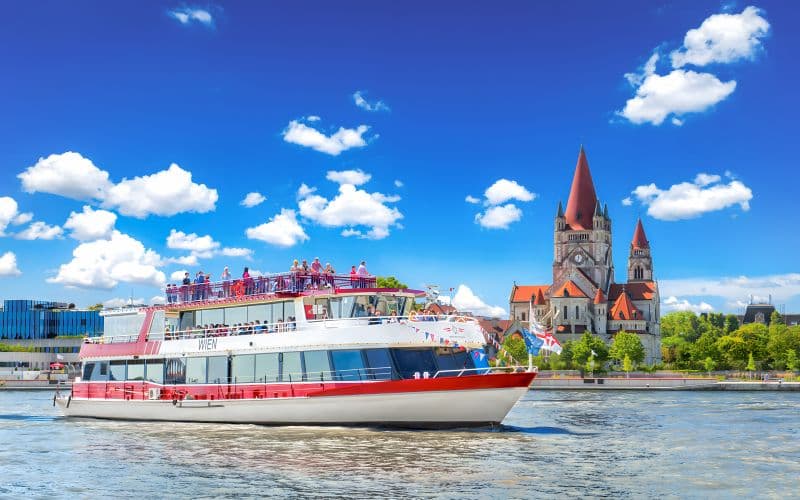 Grande croisière touristique sur le Danube et le canal