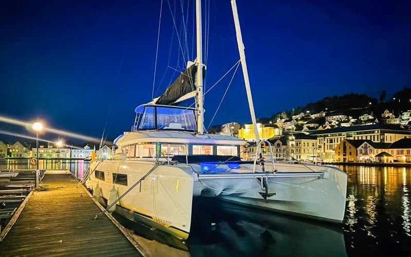 visite guidée de 3 heures à bord d'un catamaran de luxe pour observer les aurores boréales