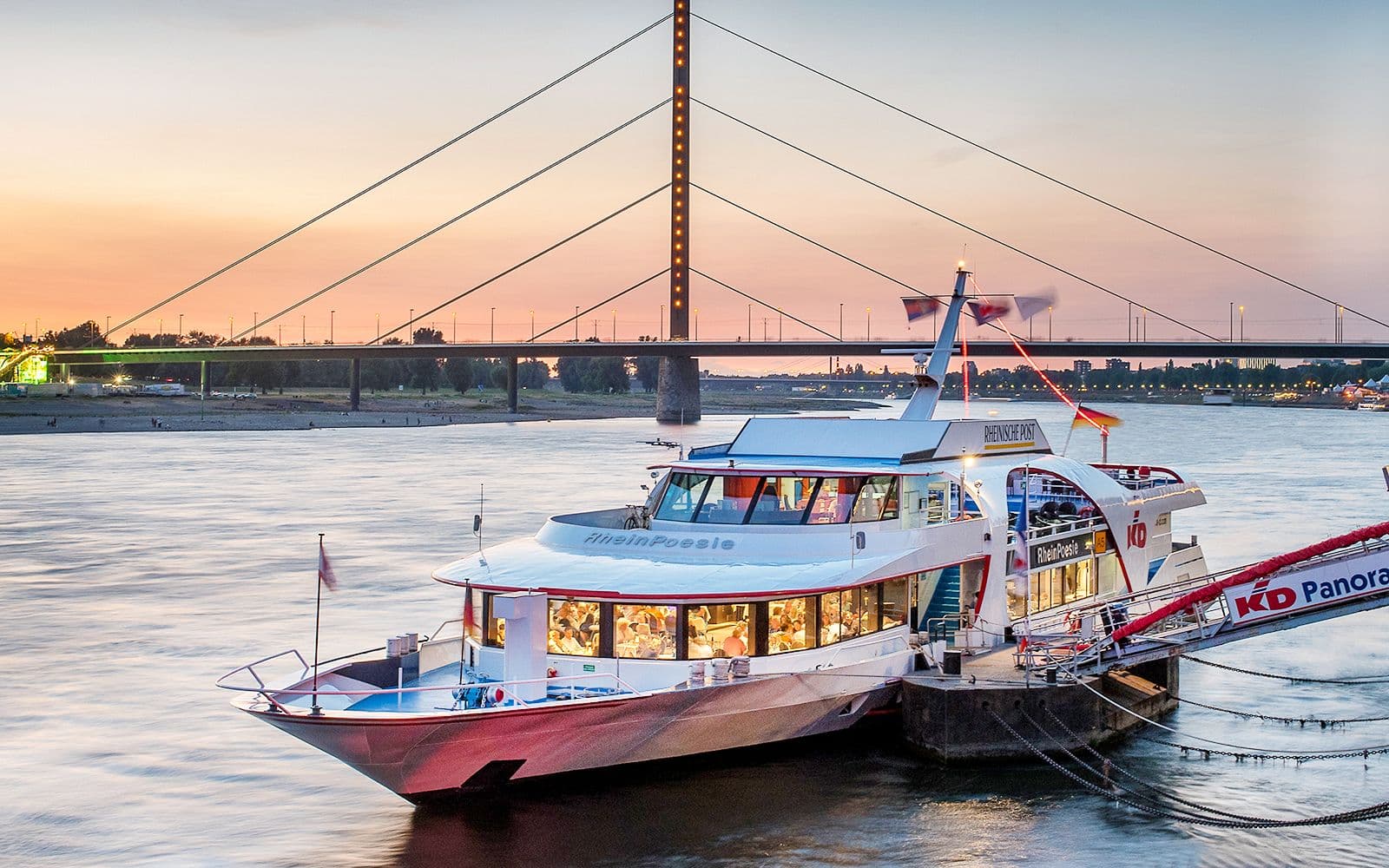 Croisière panoramique de 2 heures en soirée avec DJ direct à Düsseldorf