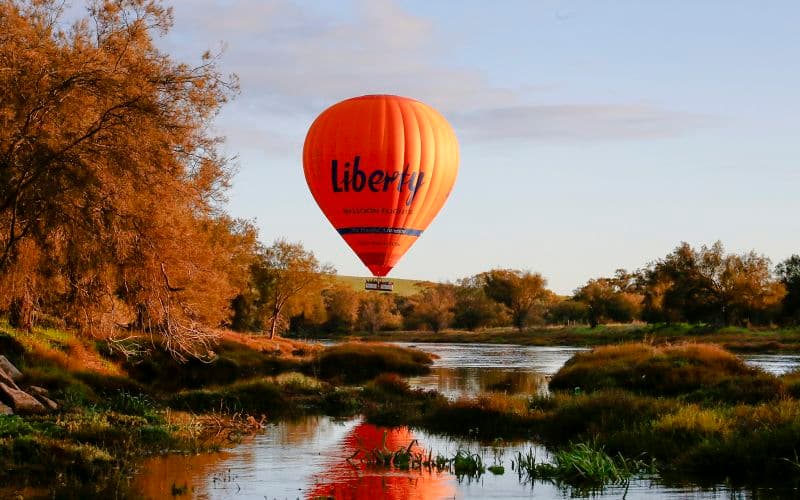 Vol en montgolfière dans la vallée d'Avon avec petit-déjeuner