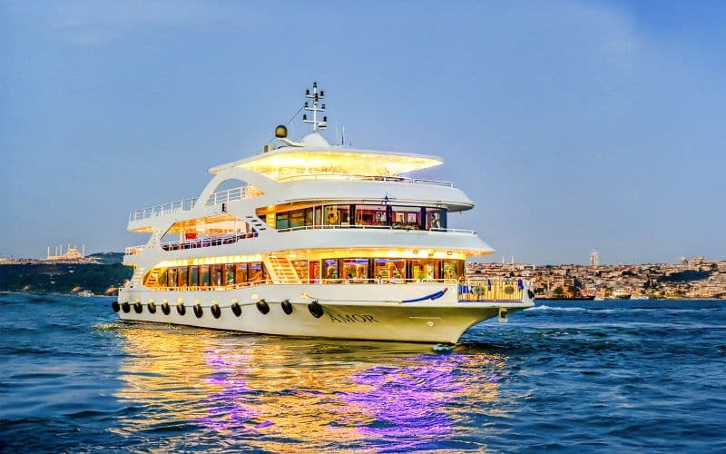 Dîner-croisière à 4 plats sur le Bosphore avec spectacle et table privée