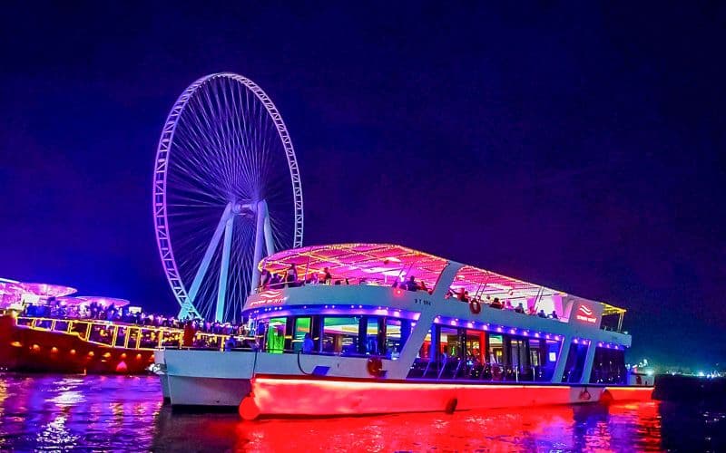 À partir de la marina de Dubaï : 1 h 30 de croisière au coucher du soleil/dîner-croisière avec open bar, musique directe et buffet international.
