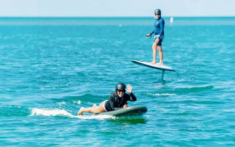 Expérience de wakeboard, de wakesurf et d'E-Foil à la marina de Dubaï