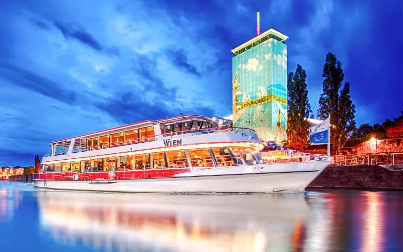 Croisière touristique en soirée sur le Danube et le canal avec dîner en option