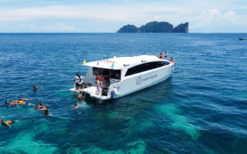Au départ de Phuket : Visite de l'île de Phi Phi et de la baie de Maya Bay en catamaran avec déjeuner et transferts à l'hôtel.