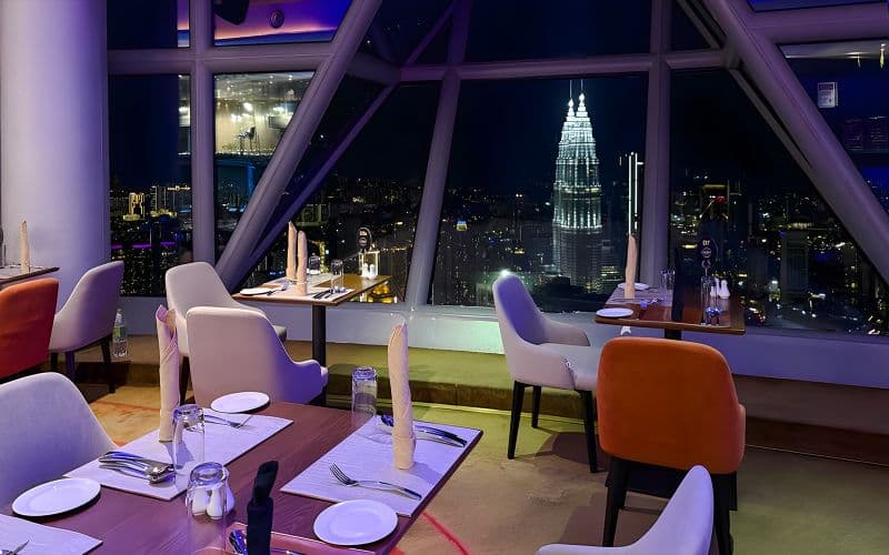Buffet du dîner à l'ORBIT Revolving Dining dans la Tour KL