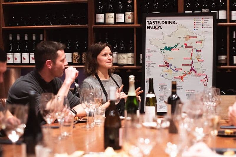 Dégustation de vins et champagne dans une cave de Paris