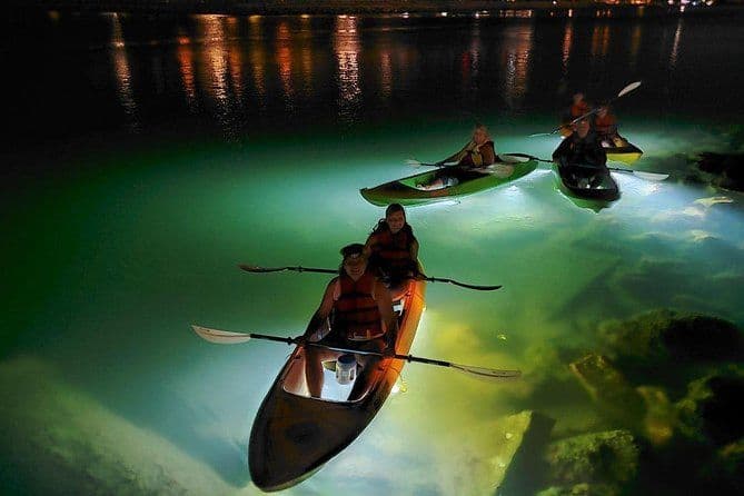 Tour nocturne en kayak à fond transparent avec illumination LED à Saint-Pétersbourg