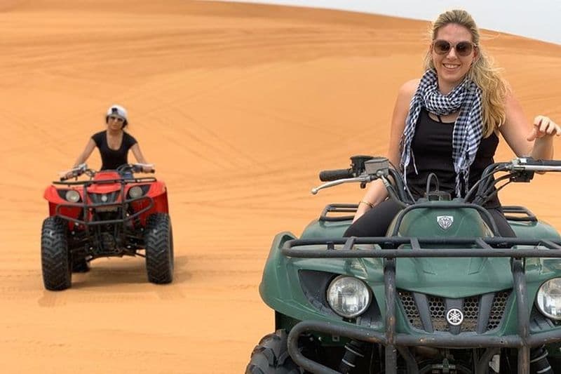 Excursion dans le désert de Dubaï avec safari sur les dunes, balade à dos de chameau, tour en quad, sandboard, spectacle et dîner barbecue