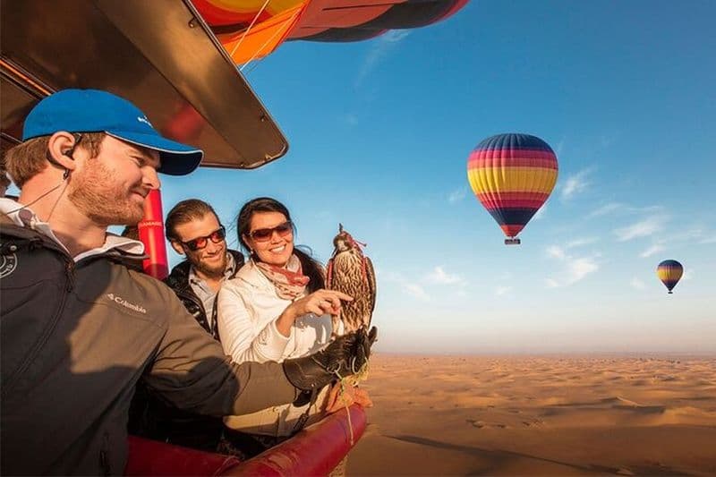 Vol en montgolfière au lever du soleil à Dubaï avec petit-déjeuner et spectacle de faucons