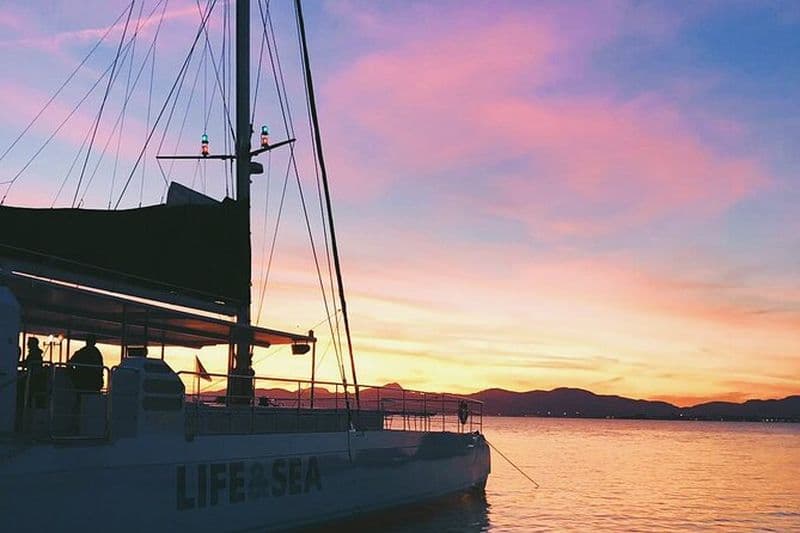 Balade en catamaran au coucher du soleil à Majorque