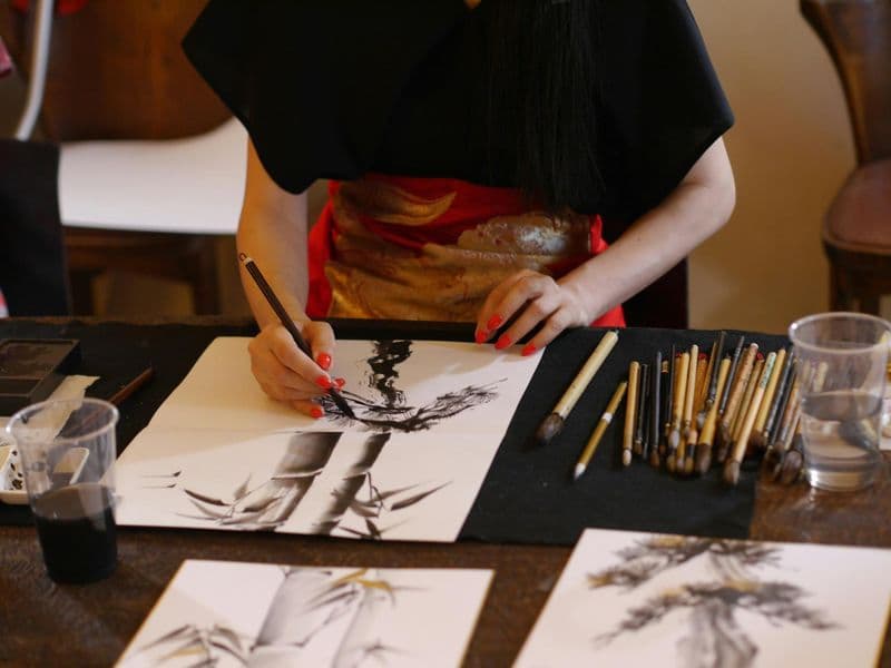 Atelier de peinture au lavis d'encre Suiboku-ga dans un salon de thé japonais