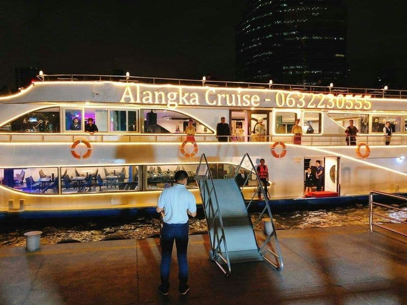 Bangkok dinner cruise with buffet, live music and hotel pickup